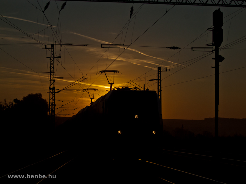 A MV-TR 480 011 plyaszm TRAXX-a egy trsval prban Herceghalom llomson napkeltekor fot