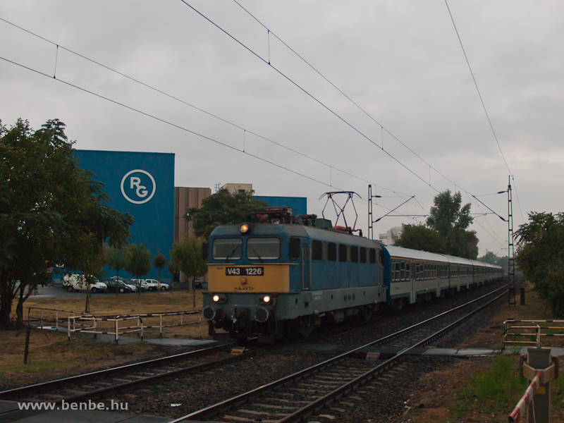 The V43 1226 between Kőbnya-Kispest and Kőbnya als photo