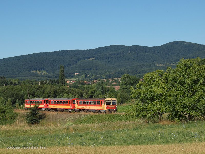 A Bzmot 342 Disjenő s Borsosberny kztt, a httrben a Magas-Brzsnnyel fot