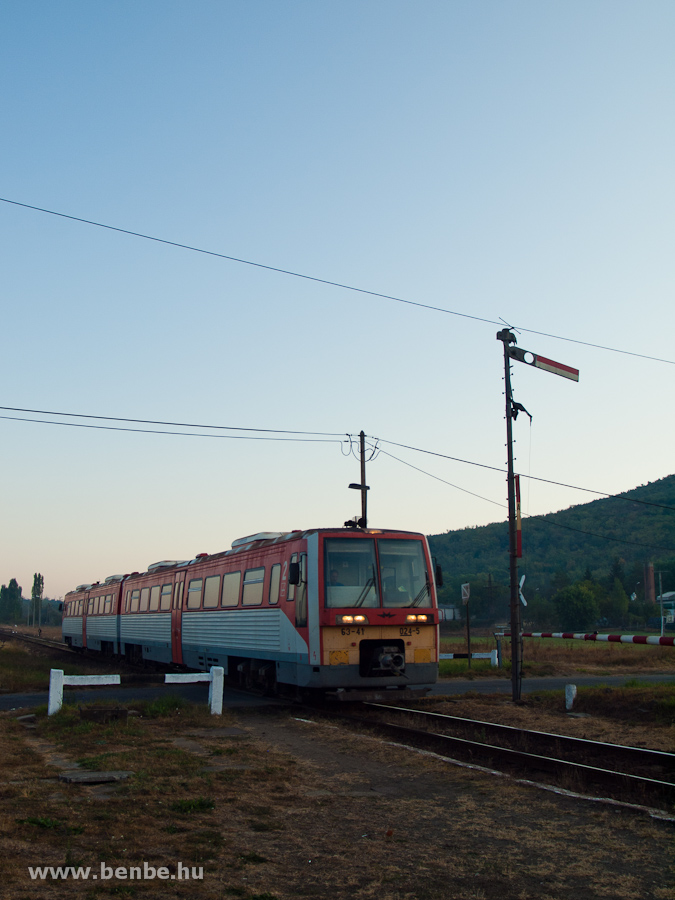 6341 024-5 Jobbgyi vonatjelentő trkzjelzőjnl fot