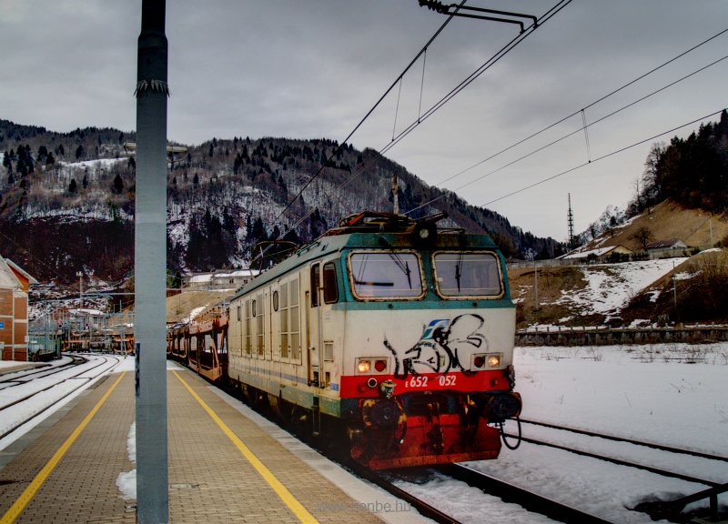 The FS/Trenitaloa E652 052 at Pontebba station photo
