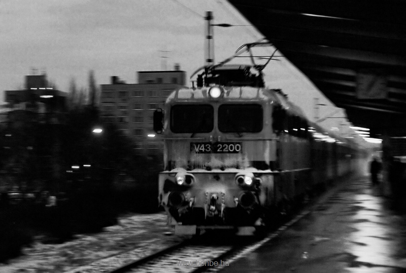 The V43 2200 in a black-and-white panned photo taken at Zugl photo