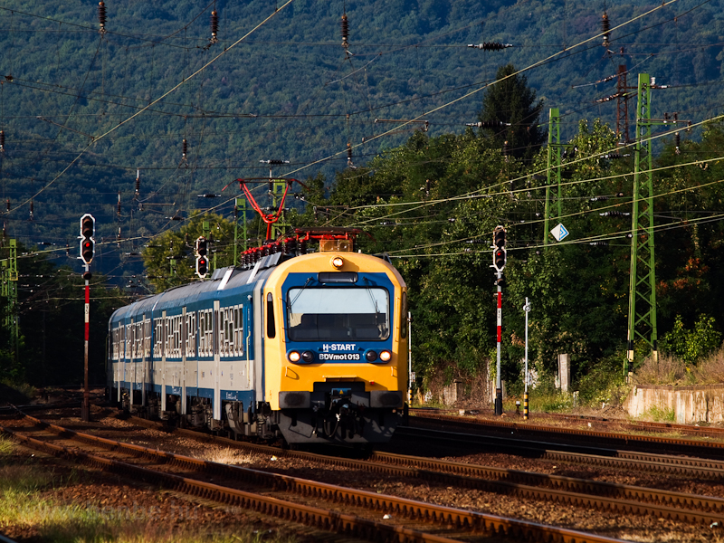 The BDVmot 013 is seen at Nagymaros station photo