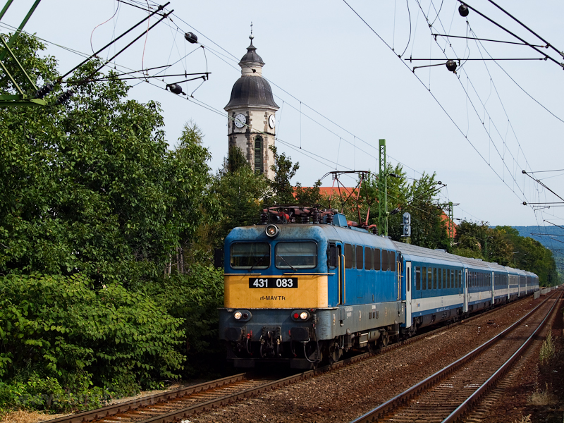 A 431 083 plyaszm Szili (ex V43 1083) Nagymaros-Visegrd megllhelyen a Hungria EuroCity vonattal fot