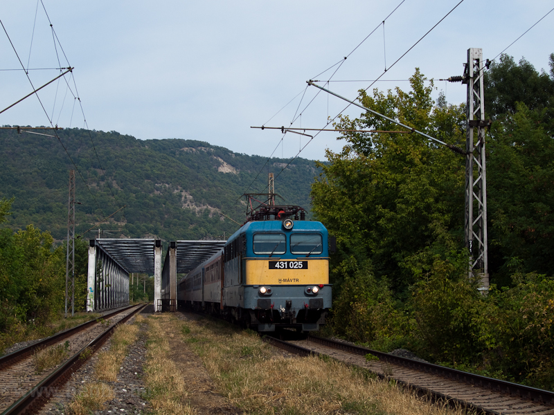 A MV-TR 431 025 a Jaroslav Hašek EC-vel a garamkvesdi Garam-hdon fot