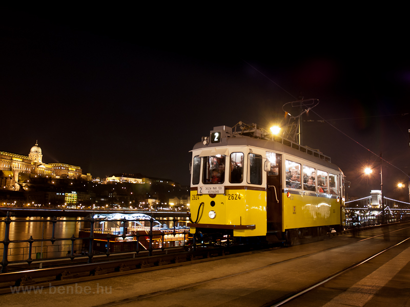 125 ves a budapesti villamos - nosztalgiatuja kzlekedett a Duna-parton az vfordul napjn, 2012. november 28-n fot