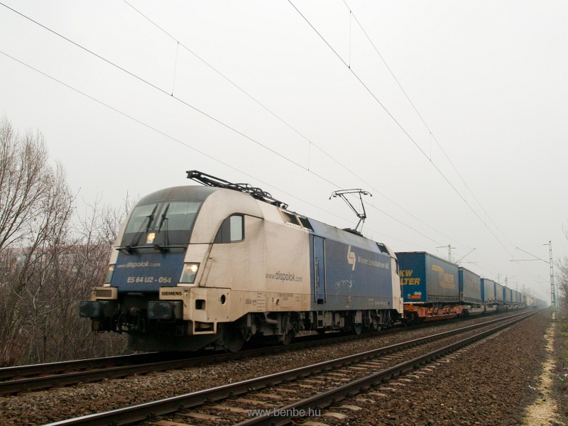 A WLB (Wiener Lokalbahnen AG) ES 64 U2 - 064 plyaszm Taurusa egy BILK-Hegyeshalom viszonylat, tehergpkocsi-cserefelptmnyeket szllt vonattal Budapesten, a Bartk Bla ti felljrnl fot