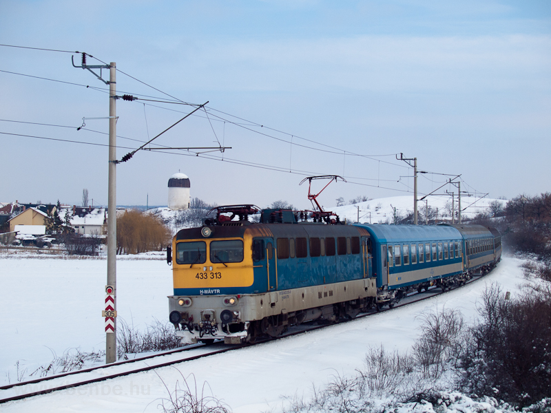 The 433 313 is seen at sk photo