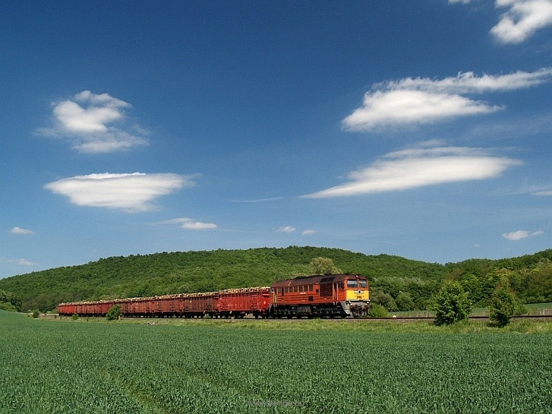 The M62 228 is hauling a gravel train between Acsa-Erdőkürt and Püspökhatvan photo