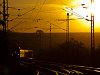 A MÁV-TR 480 011 pályaszámú TRAXX-a egy társával párban Herceghalom állomáson napkeltekor
