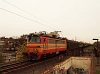 A RailCargoHungaria által futtatott 240 126-3 pályaszámú Laminátka Zugló megállóhelyen egy tehervonattal