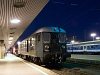 A MÁV Bbmot 640 pályaszámú, a szegedi műhelyben gyönyörűen felújított nosztalgia vontatómotorkocsija Budapest Déli pályaudvaron, éjszaka, a kék órában