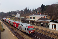 Az ÖBB 86-33 029-8 Wiesel/CityShuttle emeletes vezérlőkocsi halad át St. Valentinból érkező RegioExpress vonatával Rekawinkel állomáson