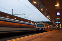Az ÖBB 4020 268-1 pályaszámú elővárosi/gyorsvasúti motorvonata Bécs Praterstern állomáson, a háttérben egy elmosódott társával