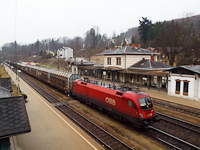 Az ÖBB 1116 002-5 pályaszámú Taurusa egy Bécs felé közlekedő tehervonattal Rekawinkelben