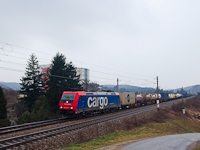 Az SBB-Cargo 482 045-2 pályaszámú TRAXX mozdonya egy konténervonattal Dürrwiennél