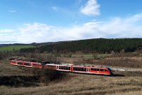 A pair of Desiro railcars between Pilisjszfalu and Piliscsv