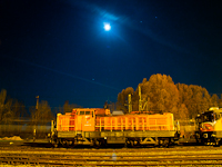 The M40 232 is posing with the Moon at Hatvan station