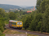 A GYSEV 5047 502-9-es motorkocsija az BB CityShuttle festsű, 5047 090-5 plyaszm motorkocsijval gfalva s Sopron-Ipartelepek kztt a Mattersburgerbahnon