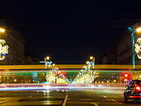 A karácsonyi díszkivilágítást viselő Andrássy út és egy Combino