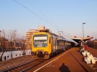 A MÁV-START BDVmot 011 pályaszámú elővárosi motorvonata szerelvénymenetben igyekszik KÖKI felé egy szombat délelőttön Zugló megállóhelyen