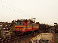 A RailCargoHungaria operated freight train with the rented ŽSSKC 240 126-3 at Zugló stop