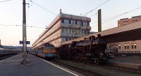 A MÁV Nosztalgia kft. 328,054 pályaszámú gőzmozdonya és a MÁV-TR V43 3159-es Cirmosa a Déli pályaudvaron (Panorámafotó)