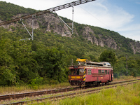 A ŽSR MVTV 02-10 pályaszámú felsővezeték-vizsgáló motorkocsija a volt Garamkövesd állomáson (Kamenica nad Hrnom, Szlovákia)