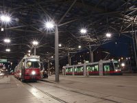 A Wiener Linien 4807-es számú E1-es és a 3-as számú ULF villamosa Bécsben a Praterstern vasútállomás előtti tér fedett villamosvégállomásán