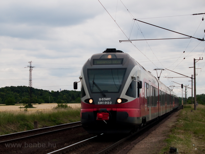 Az 5341 012-2 Dunajvros klső megllhelyen (a httrben lthat dzeles vgny a kiktői vonal)
 fot