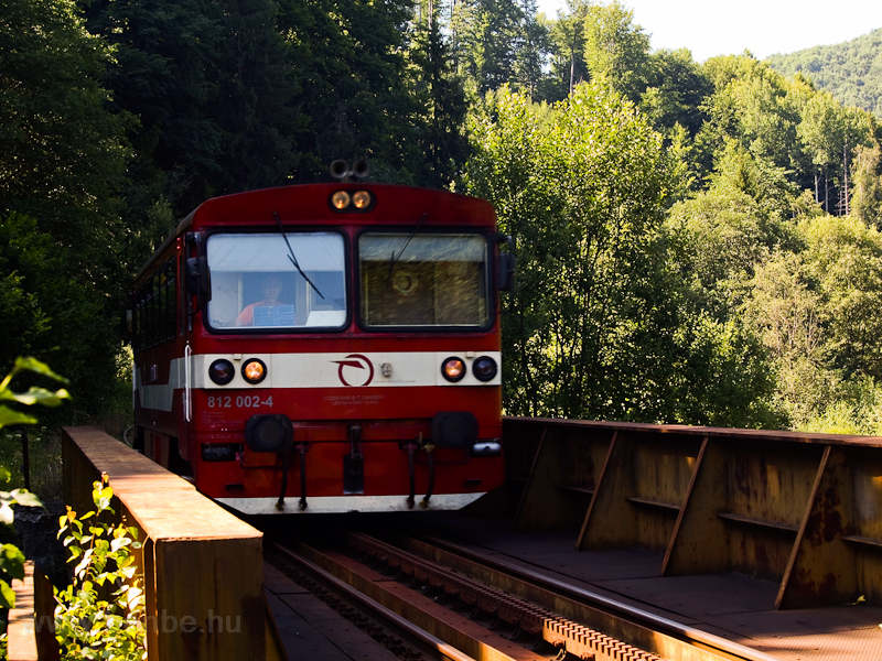 A ŽSSK 812 002-4 plyaszm Akvrium Fenyves (Zbojsk, Szlovkia) s Gmrvg (Tisovec-Bnovo, Szlovkia) kztt  a fothelykeresst htrltatta, hogy egy fldton megszorultam a kocsival, s ki kellett vontatni onnan fot