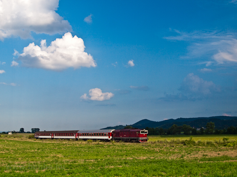 A ŽSSK 754 054-5 plyaszm, retr-festsű Bvrja az Ipoly gyorsvonattal Vh Lka s Vrgedefrdő kztt fot