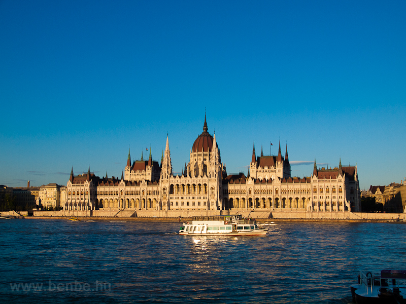 BKV kishaj a Parlament el& fot