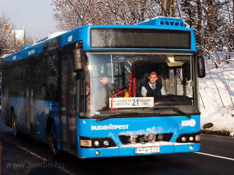 Hasznlt Volvo busz kzd erősen flfel a hegyre, termszetesen prhuzamosan a fogassal
 fot