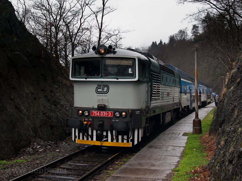 A ČD 754 031-3 Petrov u Prahy megllhelyen   az egsz prgai hosszhtvge alatt itt ittam a legjobb sr s ettem a legfinomabbat, volt Nkladny Hermelynjk s kndlijk is a helyi vendglősknek
 fot