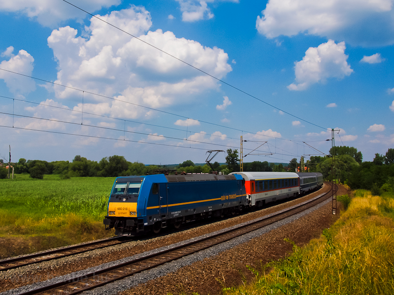 A 480 018-as egy romn kocsikbl ll InterCity-t hz Isaszegnl, amibe ptlsknt egy Amxz is belekerlt a BVmot InterCity motorvonatbl
 fot