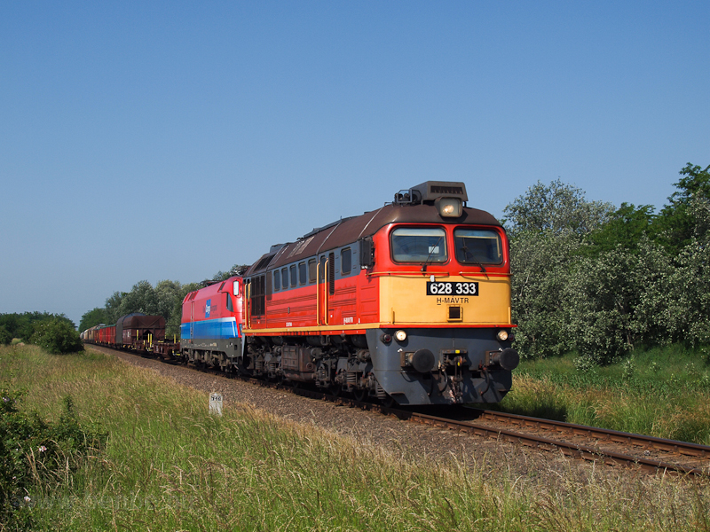 The MÁV-TR 628 333 is seen hauling a detoured freight train during the 2013 Duna floods between Nagyigmánd-Bábolna and Csémpuszta photo