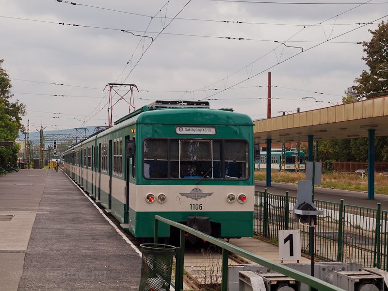 Az 1106-os MX/A sorozat HV-szerelvny Szentendre llomson
 fot