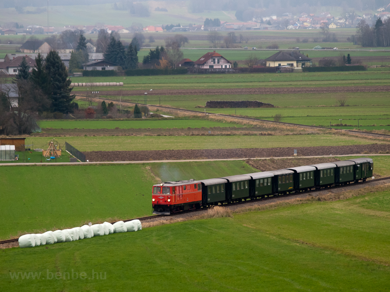 A NVOG V12 (eredetileg BB 2095.012) plyaszm dzelmozdonya a Waldviertler Schmalspurbahnon Eichberg s Alt-Weitra kztt a Weitrai Adventi Vsrra rendezett klnvonatozs alkalmbl
 fot