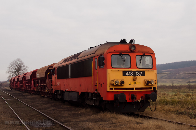 The 418 187 seen with a gra photo