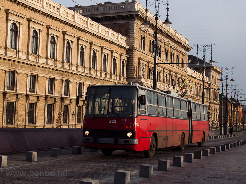 A 223-as Ikarus-GVM troli a Fővm tren a Corvinus egyetemnl
 fot