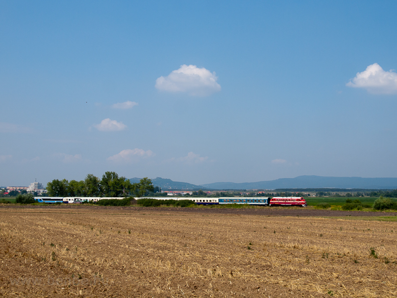A MÁV PMLI 2761 017 pályaszámú NoHAB mozdonya gyorsvonatával Tapolca és Nemesgulács-Kisapáti között
 fotó