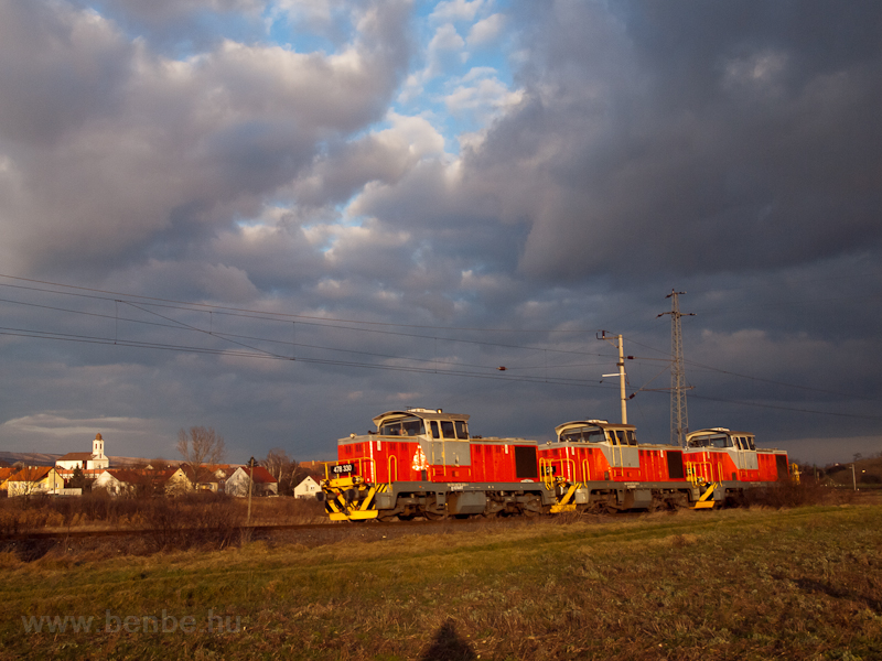 The 478 330 in a triple loc photo