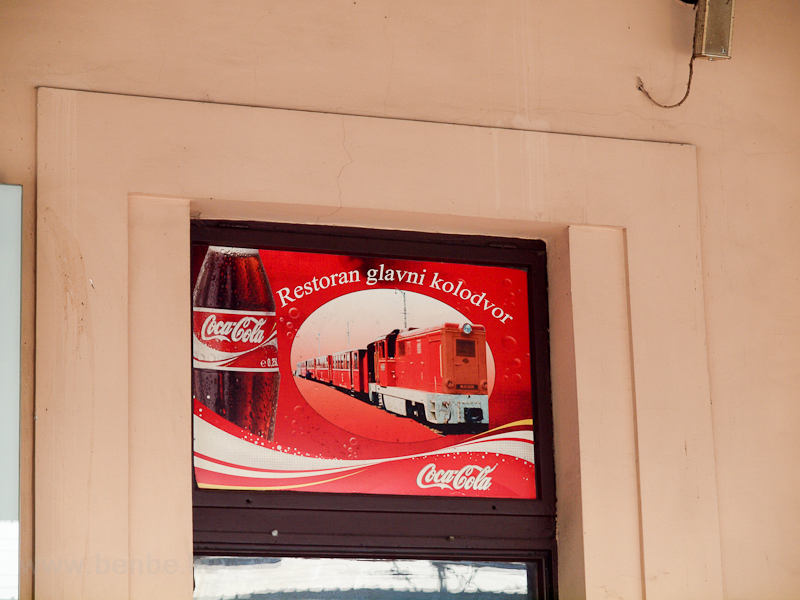 A zgrbi főplyaudvaron a Coca-Cola a rg (mg a kla előtt) megszűnt Hegykzi Kisvasttal reklmozza a bft
 fot