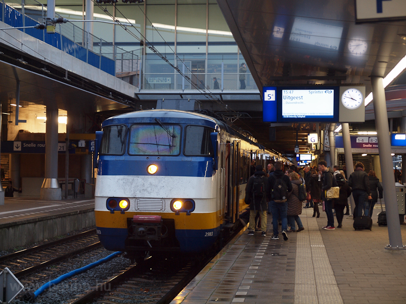 A 2983 plyaszm Sprinter motorvonat Uitgeestbe tart Utrechtből
 fot