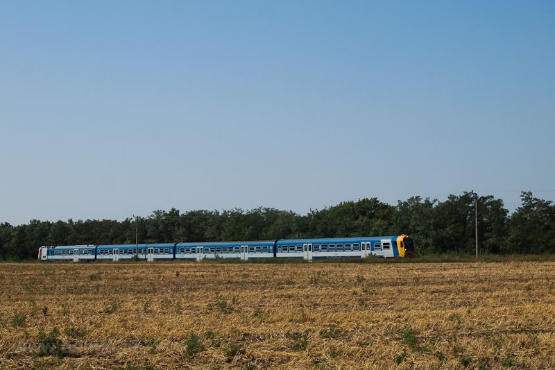 A BDVmot trainset seen betw photo