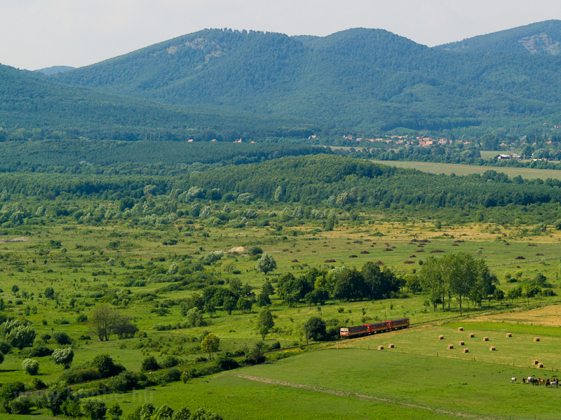 Bzmot szerelvny Ngrd előtt, a httrben a Magas-Brzsny
 fot