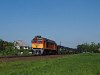 A MÁV-TR 628 333 terelt autószállító vonattal Ászár és Kisbér között
