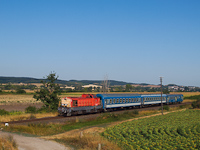A 408 235 a Győr-Siófok fürdősvonattal Fehérvárcsurgó és Moha-Rakodó között

