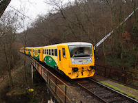 The ČD 814 213-5 three-unit regionova seen between Petrov-Chlomek and Petrov u Prahy